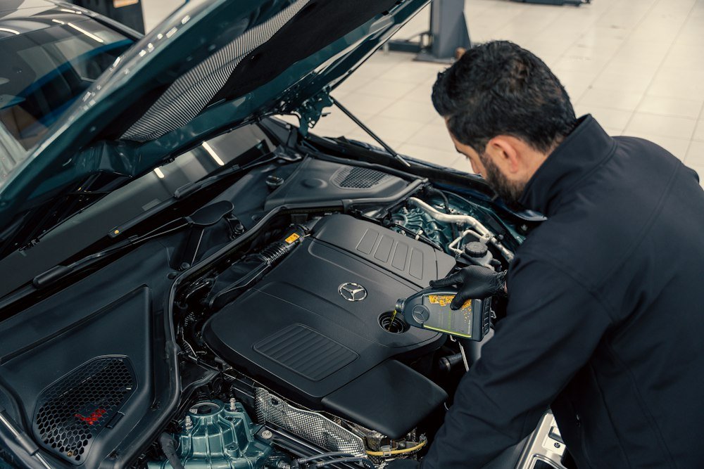 Mécanicien inspectant un moteur, capot ouvert