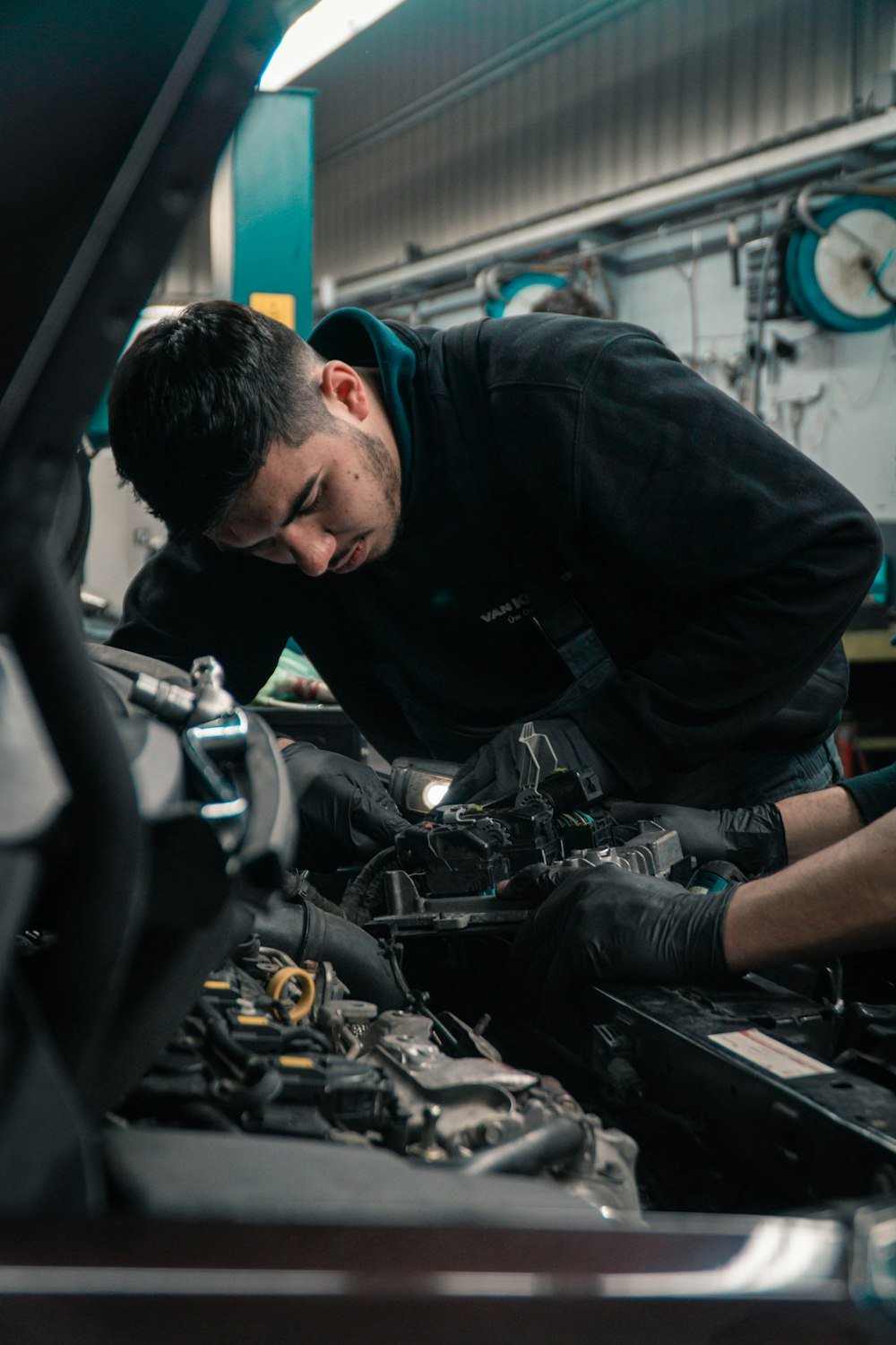 Mécanicien travaillant sur un moteur dans un garage