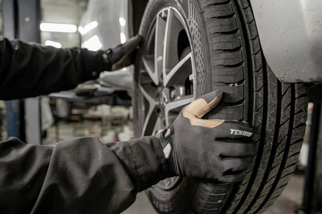 Mécanicien travaillant sur une roue dans un garage