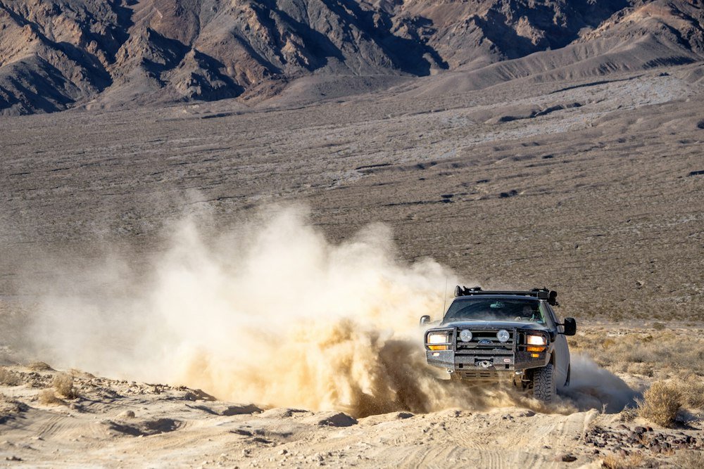 4×4 roulant sur une piste de sable